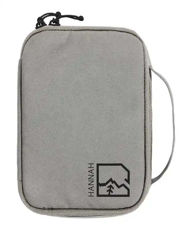 Hannah TRAVEL CASE silver sage Hit Sezóny