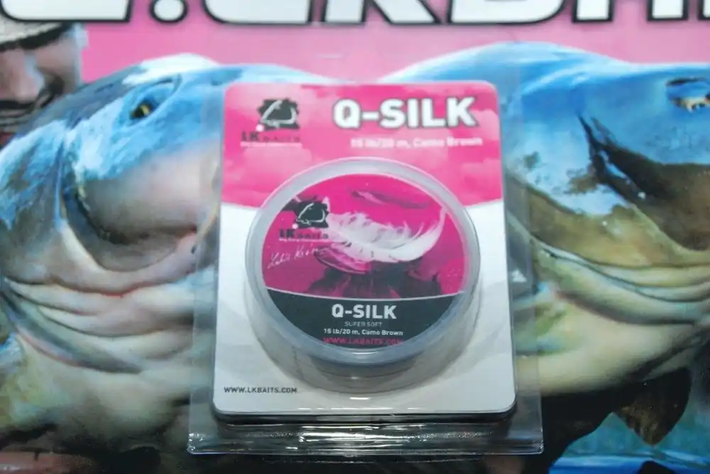 LK Baits Q – SILK 15lb/20m camo brown Ihned K Objednání