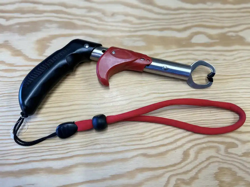 BERKLEY VYLOVOVACÍ KLEŠTĚ PISTOL LIP GRIP W/ SCALE 16CM Hit Sezóny