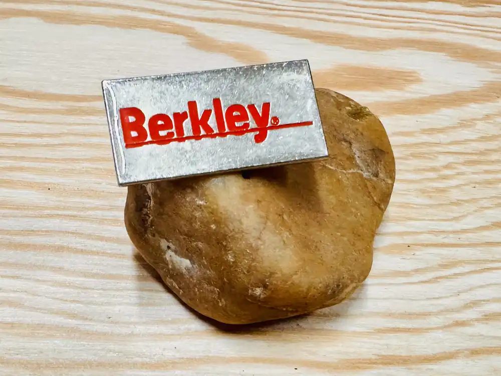 RYBÁŘSKÝ ODZNAK BERKLEY Hit Sezóny