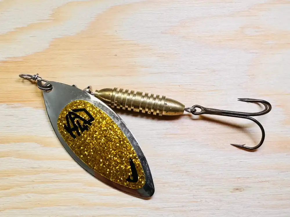 Must-Have ROTAČNÍ TŘPYTKA KAJ VEL.4 ZLATÁ