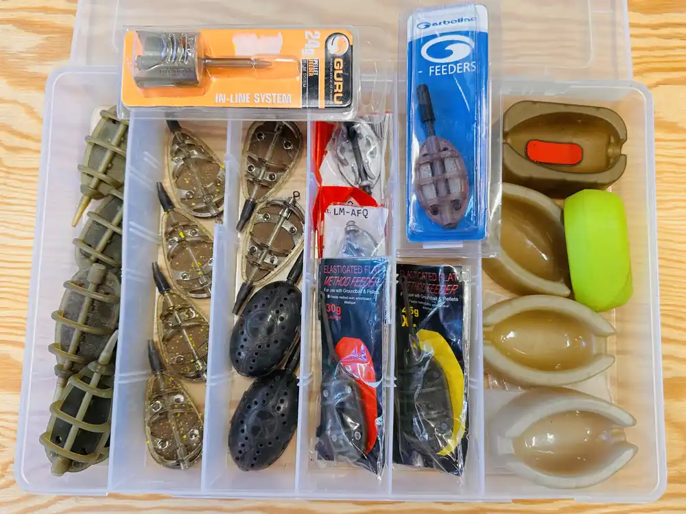 Cenově Výhodný VELKÝ SET RŮZNÝCH ZNAČOVÝCH METHOD FEEDEROVÝCH KRMÍTEK A FORMIČEK 24 KS + BOX