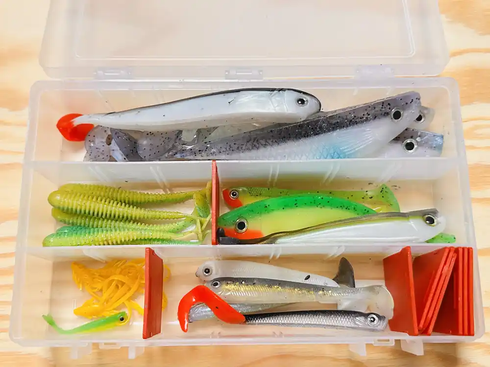 Horká Nabídka SET GUMOVÝCH PŘÍVLAČOVÝCH NÁSTRAH RED BASS 24 KS + BOX