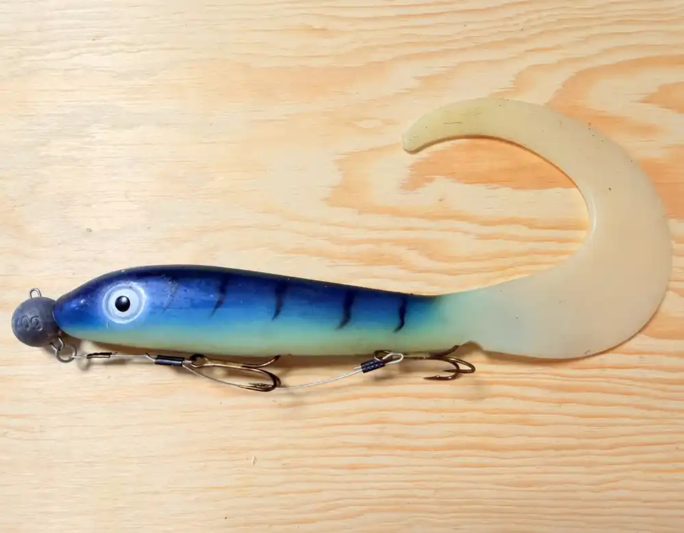 Časově Omezené GUMOVÁ NÁSTRAHA SVARTZONKER MCRUBBER TAIL 23CM SE STINGEREM A ZAVRTÁVACÍ HLAVIČKOU